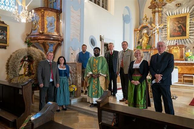 Bürgermeister Bernhard Karnthaler, Gebietsbäuerin Martina Karnthaler, Bauernbund-Obmann Christoph Rodler, Pater Raphael, BR Martin Preineder, Bauernkammer-Obmann Josef Fuchs, Vizebürgermeisterin Heide Lamberg, Rudolf Lamberg.