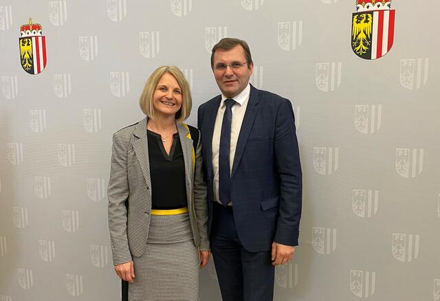 Bezirksparteiobmann Landtagsabgeordneter Georg Ecker und Landtagsabgeordnete Gertraud Scheiblberger freuen sich über die spürbare Entlastung der rund 37.000 Menschen im Bezirk Rohrbach.