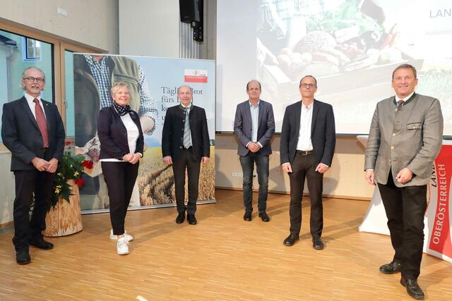 Siegfried Pöchtrager, Susanne Langmair-Kovács, Agrar-Landesrat Max Hiegelsberger, Johann Gaisberger (Direktor der Bioschule Schlägl ), Andreas Steinwidder und Hubert Huber (v.l.).