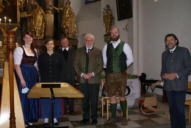 Pfarrer Franz Neumüller sowie Bürgermeister Josef Wallner mit der Familienmusik Strunz.