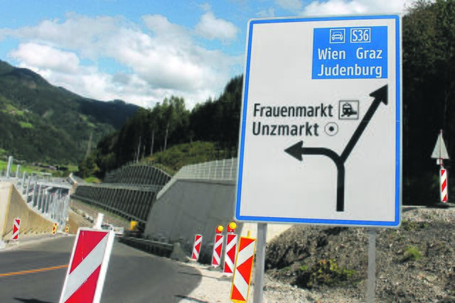 Eine Hinweistafel wurde falsch beschriftet.