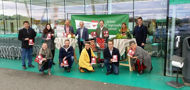 Aktionstag vorm Merkur Markt in Oberwart: Stehend: Kammerrat Martin Koch, Sabrina Kaipel (Landesleiterin Stv. Landjugend Burgenland, Bezirksleiterin Oberwart); Werner Falb-Meixner (Vizepräsident Bgld. LK), Helmut Glettler (Regionalmanager MERKUR), Nikolaus Berlakovich (Präsident der Bgld. LK), KR LA Carina Laschober-Luif, Christoph Unger (Landesleiter Landjugend Burgenland);
Sitzend: Iris Unger (Stv. Bezirksleiterin Landjugend Oberwart), Patrick Heinisch (Landjugend Oberwart, Fachreferent), KR Maria Portschy, KR Peter Wachter, Aurelia Strobl (Bezirksbäuerin Stellvertreterin)