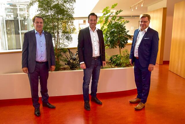 Landesobmann und WKNÖ Präsident Wolfgang Ecker und WBNÖ Direktor Harald Servus gratulieren Andreas Kirnberger zur Wahl als Fachgruppen-Obmann.