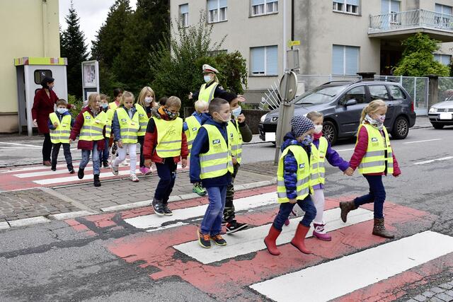 Ausgestattet mit den neuen Warnwesten wurde das Überqueren der Straße in Mattighofen geübt.