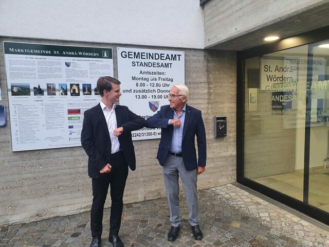 Bürgermeister Maximilian Titz begrüßt Junggemeinderat Matthias Löblich