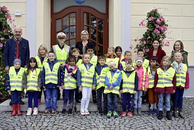 Die Stadtgemeinde Mattighofen stellte Warnwesten für die örtlichen Volksschüler zur Verfügung.  | Foto: Manfred Fesl