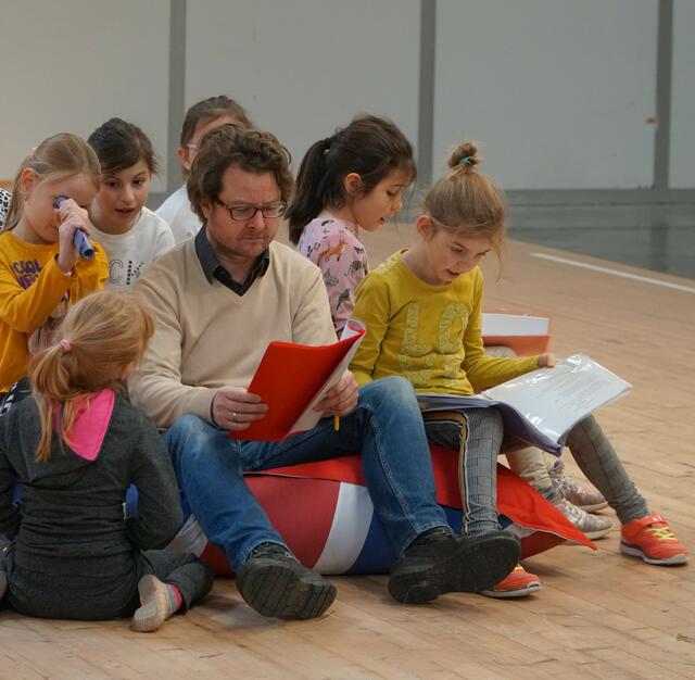 Beim Proben: Ferdinand Kopeinig mit Kindern.