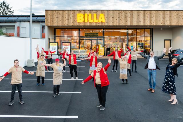 Marktmanagerin Sieglinde Zolles und ihr Team freuen sich über die Neueröffnung und heißen alle Kunden herzlich willkommen