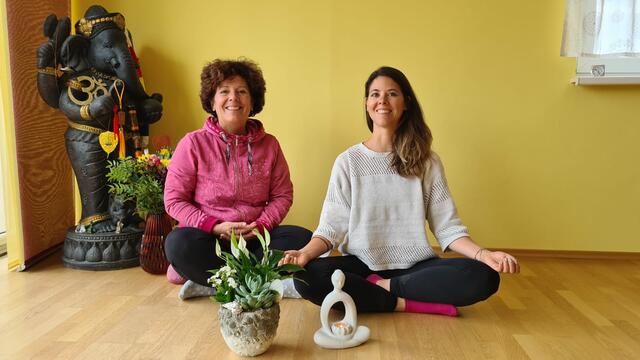Sabine und Bettina Sprengnagel bieten Yogakurse an.