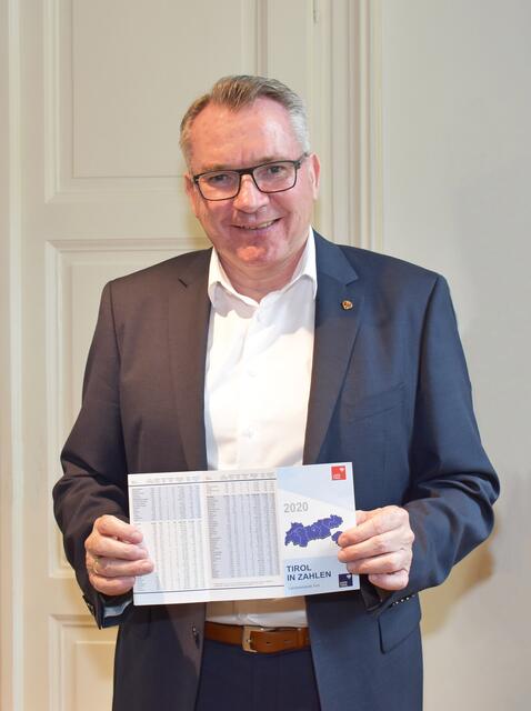 LR Johannes Tratter mit der neuen Broschüre.