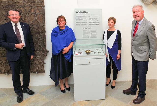 Bürgermeister Klaus Schneeberger und Kulturstadtrat Franz Piribauer eröffneten gemeinsam mit Eveline Klein (Leiterin Museum St. Peter an der Sperr) und Julia Schlager (WN Kul.Tour.Marketing GmbH) die Schausammlung "neuSTADT ERZÄHLEN".