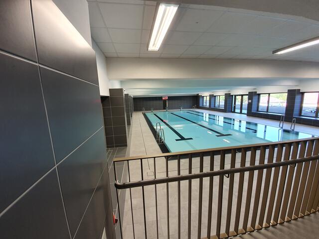 Moderner Badespaß im sanierten Hallenbad.