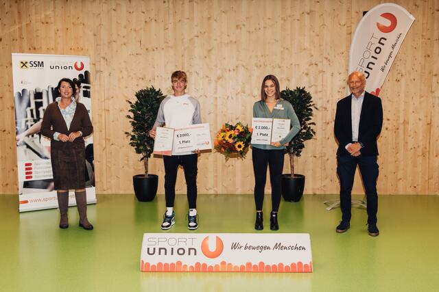 Die zwei Erstplatzierten: Lukas Neumayer (UTC Sparkasse Radstadt) und Marina Vukovic (Karate LZ Pinzgau) mit Michaela Bartel, Präsidentin Sportunion Salzburg und Thomas Wörz, Vizepräsident Sportunion Salzburg (rechts). | Foto: Sportunion/Thomas Kaserer