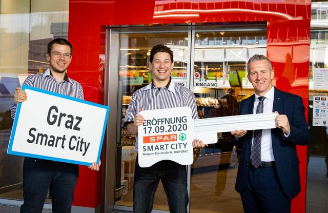 Freuen sich auf Kunden: Marktleiter B. Allabauer (m.) und Co.