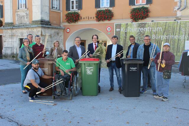 Bürgermeister Anton Vukan (6.v.r.), Slawek Bialkowski (4.v.r.) und (5.v.r.) Hans Roth bedankten sich beim Team der Lebenshilfe.