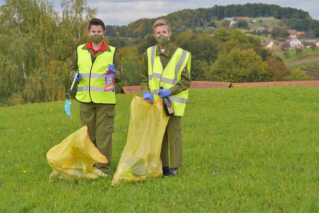 Fleißig: Nico Bauer (l.) und Maximilian Fink  von der Jugendfeuerwehr haben bei der Aktion angepackt.  | Foto: LFV/Franz Fink