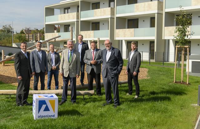 Prok. Ing. Klaus Tremmel, Ing. Markus Bröderer, Ing. Mirza Japalak (alle Fa. Swietelsky), Bgm. Mag. Klaus Schneeberger, Ing. Mario Stefan (Alpenland), Christian Gebhardt (Schwaighofer+Partner Architektur ZT), DI Norbert Steiner (Alpenland-Obmann), Ing. Christian Guttmann (Schwaighofer+Partner Architektur ZT).