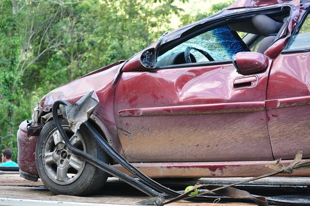 Am Fahrzeug entstand ein Totalschaden, der Lenker erlitt Verletzungen unbestimmten Grades.