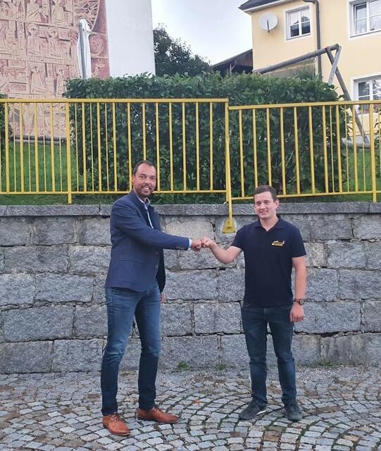Bezirksparteiobmann Klaus Lindinger (li.) wünscht dem neuen Obmann Bernhard Keferböck alles Gute zur Wahl und viel Erfolg bei seiner Arbeit.