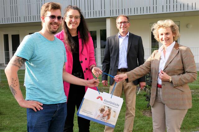 ürgermeisterin Dr. Eva Maria Posch und DI Markus Lechleitner wünschten den Bewohnern alles Gute für die Zukunft im neuen Heim. Simon Abfalterer und Patricia Schlenck nahmen ihren Wohnungsschlüssel gemeinsam entgegen. v.l.n.r.: Simon Abfalterer, Patricia Schlenck, DI Markus Lechleitner (GF Alpenländische), Bürgermeisterin Dr. Eva Maria Posch.