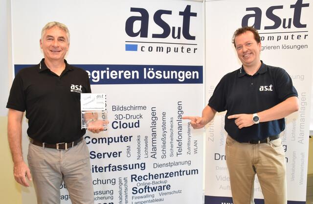 Geschäftsführer Michael Szirch und Robert Gröppel (Mitarbeiterclub) mit der Sammelbox.
