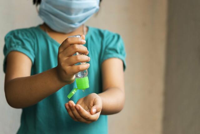 Maske tragen, Abstand halten und regelmässiges Hände waschen, bzw. desinfizieren helfen dabei den Virus einzudämmen.