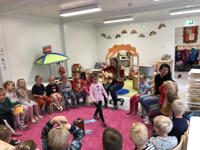 Diese Geburtstagsfeier einer Kindergartengruppe findet in einem modern und gemütlich eingerichteten Container statt.