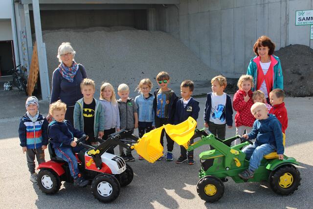 Ein neuer Steyr und ein John Deere Traktor für die Kinder.