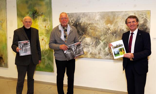 Stadtgalerie-Initiator Gotthard Fellerer, Künstler Karl Brandstätter und Kulturstadtrat Franz Piribauer.