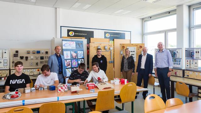 Von der Kombination aus Matura und Lehre machte sich Bildungslandesrätin Daniela Winkler im BORG Güssing ein Bild.
