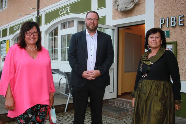 Tobias Höglinger, flankiert von der Landtagsabgeordneten Gisela Peutlberger-Naderer (li.) und Landesrätin Birgit Gerstorfer (re.).