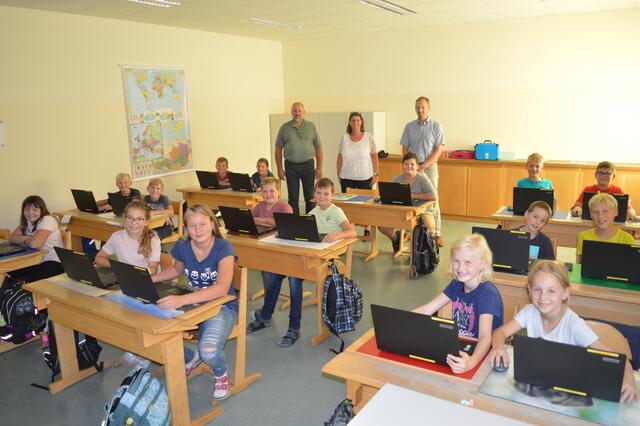 Die Mittelschüler sind perfekt für den Unterricht mit Laptops vorbereitet.