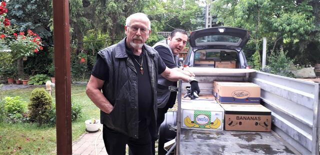 Die 450 Kartons mit Hilfsgütern für Bedürftige überbrachten Ordens-Großprior Manfred Augustin (links) und Pfarrer Ján Wechter.