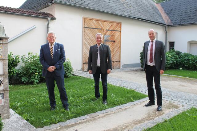 Bezirkshauptmann Manfred Hageneder (rechts) führte die Angelobung von Fritz Altmann (links) im Bürgermeisterbüro von Franz Stefan Karlinger durch. | Foto: BRS/Losbichler