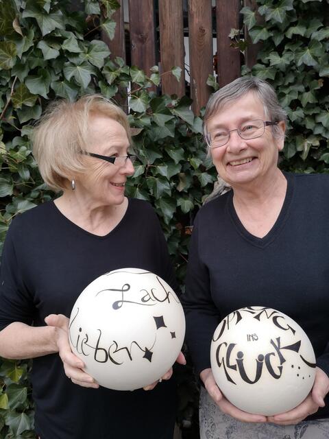 Rita Hackl und Margit Eder präsentieren in der Galerie Scolarta in der HBLW Saalfelden gemeinsam ihre Werke.
Foto: Galerie Scolarta