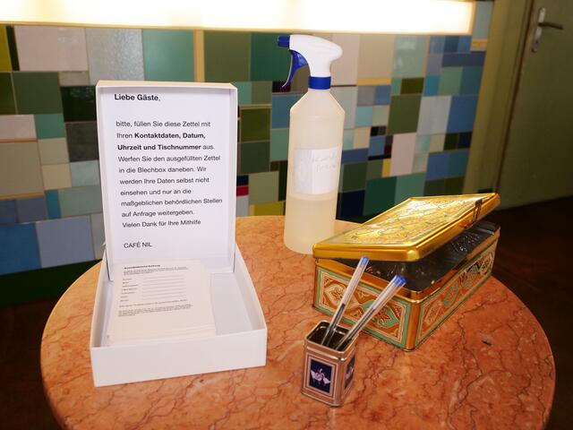 Im Café Nil gibt es im Eingangsbereich ein kleines Tischchen, auf dem die Zettel für die Gäste bereit liegen.