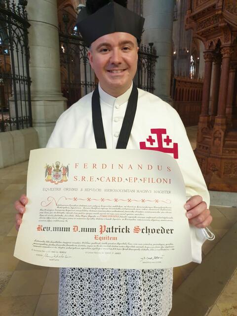 Pater Patrick mit seiner Ernennungsurkunde aus Rom
