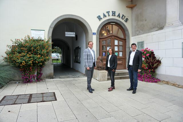 Gespräche im Rathaus Fürstenfeld: Bgm. Franz Jost mit Sabrina Vaschauner und Franz Friedl, den beiden Geschäftsführern der Biofernwärme Fürstenfeld.