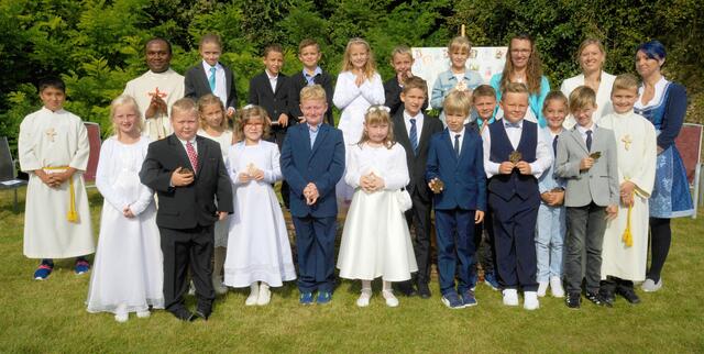 Die Erstkommunion in der Pfarre Haunoldstein wurde heuer bei herrlichem Herbstwetter im Pfarrgarten gefeiert. 18 Kinder empfingen von Kaplan Pater Pius die Hl. Kommunion. Im Bild vorne von links: Vanessa Kurz, Nils Eichberger, Kira Korolev, Annika Furtner, Sven Kurz, Lena Pollroß, Roland Bieder, Nils Ruhs, Elias Hohl, Luca Richter, Matej Frey, Collin Immler und Ministrant David Bracher. Zweite Reihe von links: Ministrant Christoph Steiner, Kaplan P. Pius Obioma Nwagwu, Jakob Bracher, Lian Rucker, Daniel Mihaly, Mia Weinauer, Elias Weiß, Pia Lurger und für das Vorbereitungsteam Regina Bracher, Eva Ruhs und Ivana Frey.