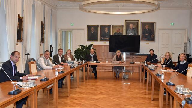 LRin Beate Palfrader (Mitte) mit VertreterInnen des Wohnbauförderungskuratorium | Foto: Land Tirol/Huldschiner