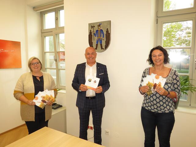 Bei einem Termin im Rathaus haben sich die beiden Psychologinnen vorgestellt und Bürgermeister 2. LT-Präs. Georg Rosner das Angebot ihrer Praxis präsentiert: Mag. Sabrina Schön, Bgm. 2. LT-Präs. Georg Rosner und Mag. Elisabeth Herist