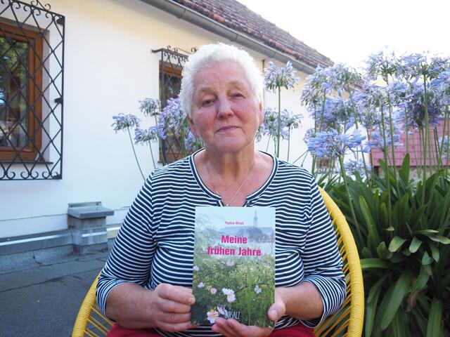 Pauline Hirsch mit ihrem neuen Buch.