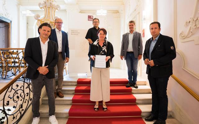 Paznauner Wolf-Petition überreicht: TVB-Obmann Stv. Arnold Tschiderer (Ischgl), LT-Vizepräsident Bgm. Anton Mattle (Galtür), TVB-Vorstand Christoph Mallaun (See), Landtagspräsidentin Sonja Ledl-Rossmann, Bgm. Helmut Ladner (Kappl) und Alp-Obmann Bernhard Pircher (v.l.).