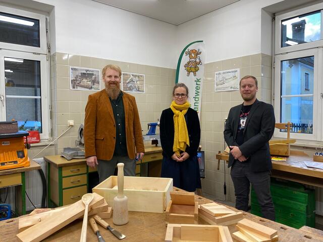Barbara Kern, Christoph Gasteiger und Dietmar Hubmann präsentieren den neuen Standort des Otelo Bad Goisern.