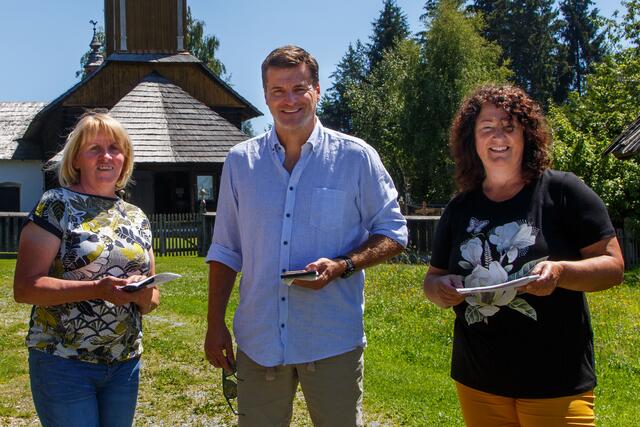Redakteur Hannes Orasche mit Mesnerin Hannelore Buggelsheim und FNL-Leiterin Sieglinde Salbrechter