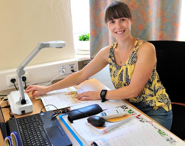 Lehrerin Melanie Ganglberger vor der neuen Dokumentenkamera.