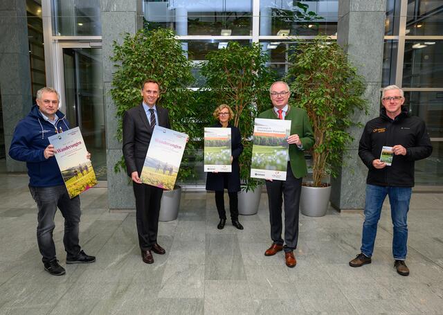 Christoph Vielhaber (GF Wienerwald Tourismus), LR Jochen Danninger, Mag. Manuela Zinöcker (Biosphärenpark-Botschafterin), Landeshauptfrau-Stv. Stephan Pernkopf und Andreas Weiß (Direktor Biosphärenpark Wienerwald) (v.l.)