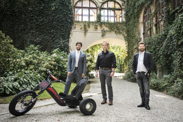 Harald Schmid (4a engineering), Seilbahn Experte Gerald Wodl und Designer Georg Wanker (v.l.) mit dem Offroad-E-Kart der Extraklasse