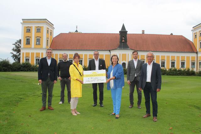 Bei der Spendenscheck-Übergabe: Golfclub-Präsident Ernest Wipplinger, Geschäftsstellenleiter der BRS Enns Fritz Huber, Roswitha Fuchs von Fuchs Glasbau, Organisator Paul Fuchs, Obfrau der oö. Kinderkrebshilfe Ulla Burghard, Mario Pranzl sowie Günter Stöger vom Hauptsponsor SKF Steyr (von links).