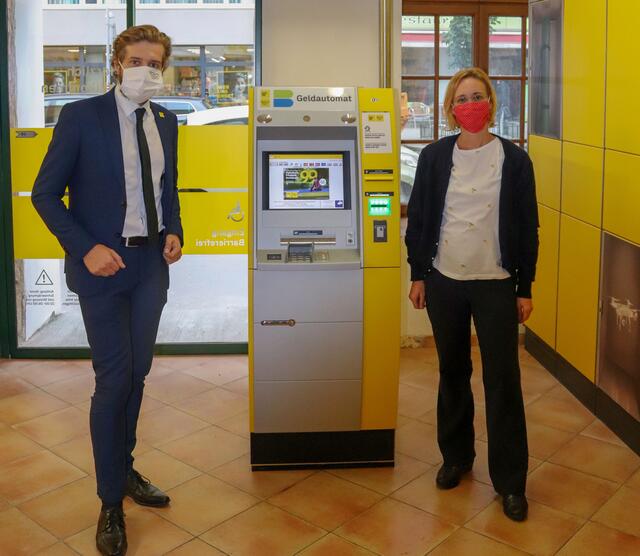 Ulrich Hülsmann von der Post und Bezirksvorsteherin Lea Halbwidl beim neuen Bankomaten in der Postfiliale auf der Favoritenstraße 60.